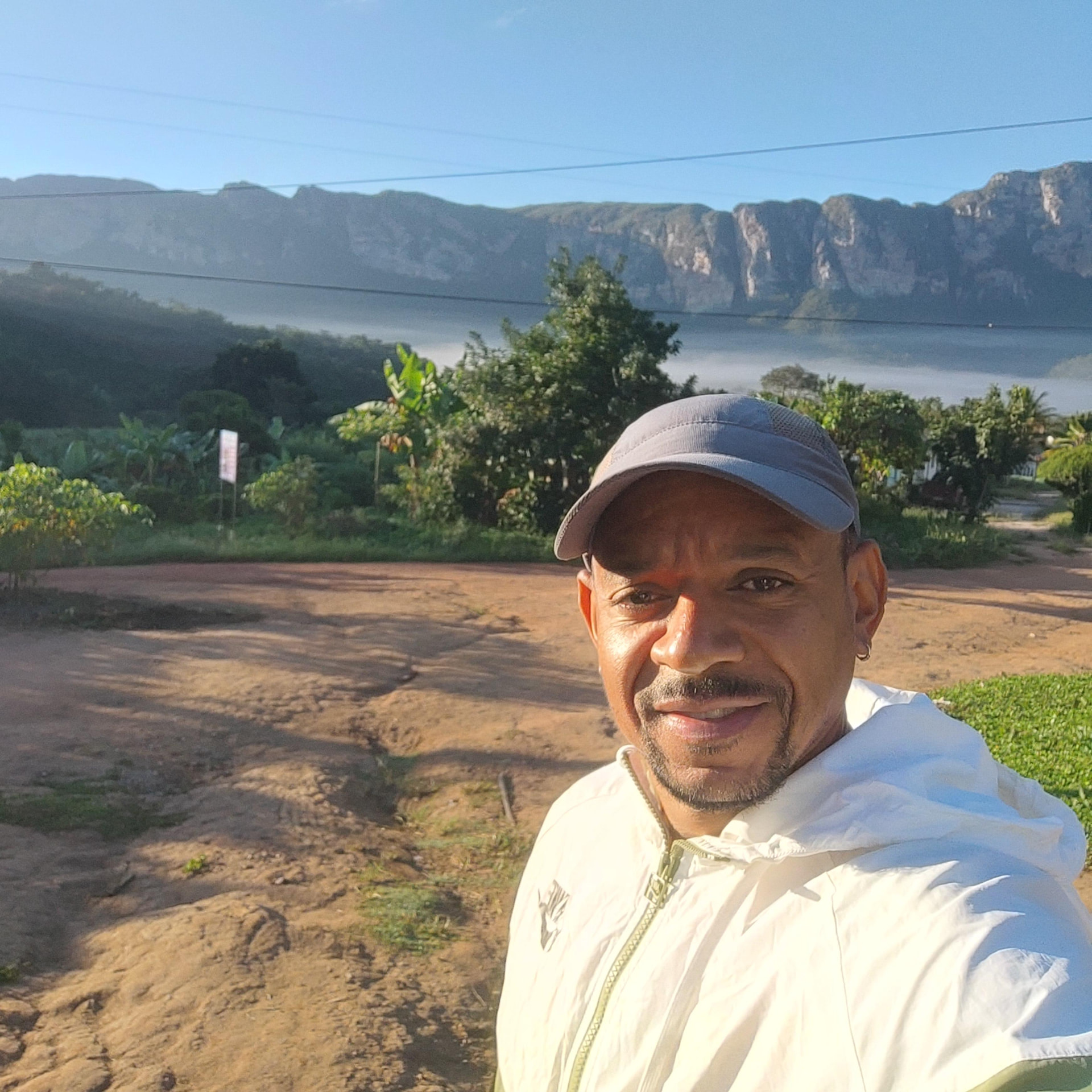 Retrato de Ivan, guia nativo e co-fundador da Alma Turismo